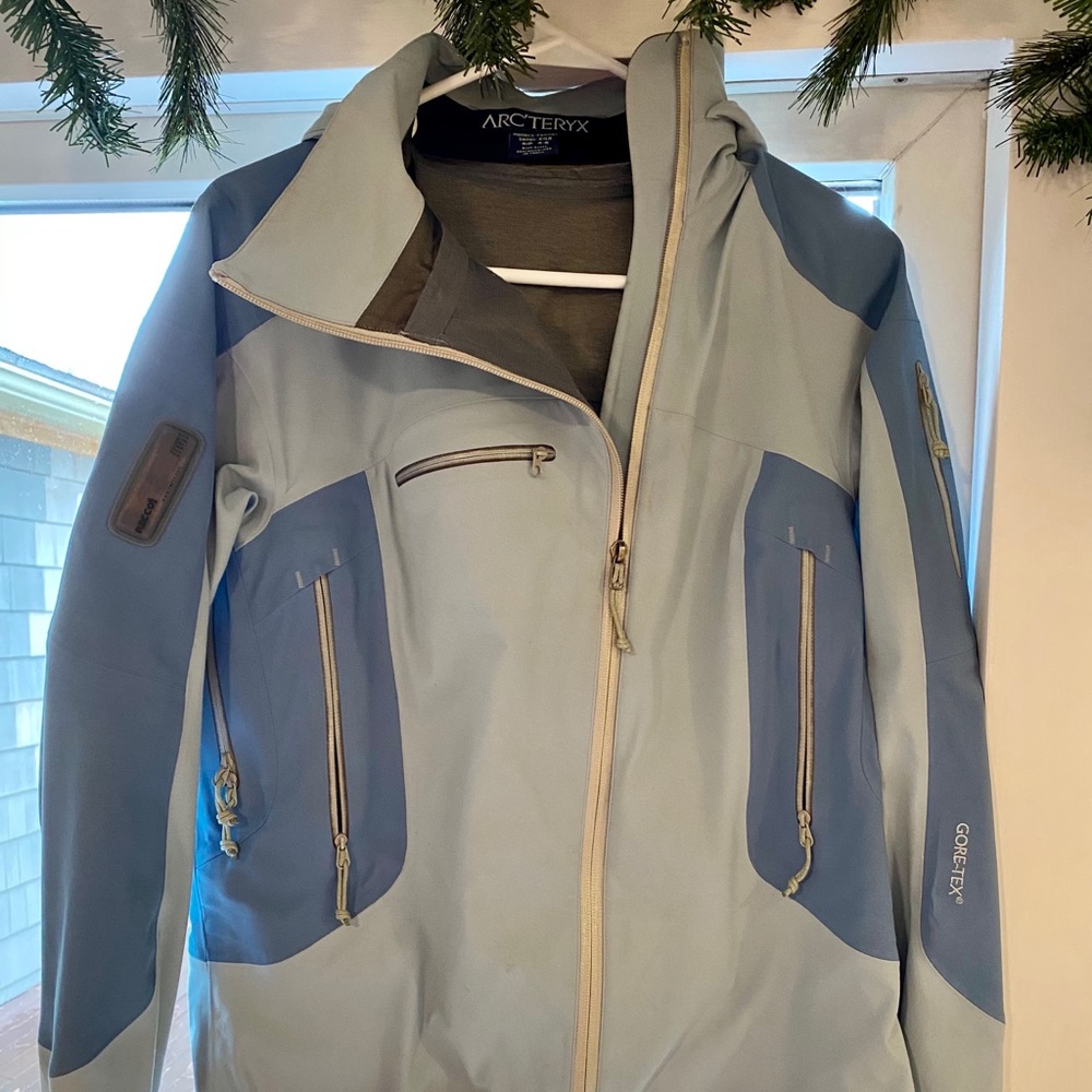 Women’s Arc’teryx gore-Tex jacket. Size 4-6